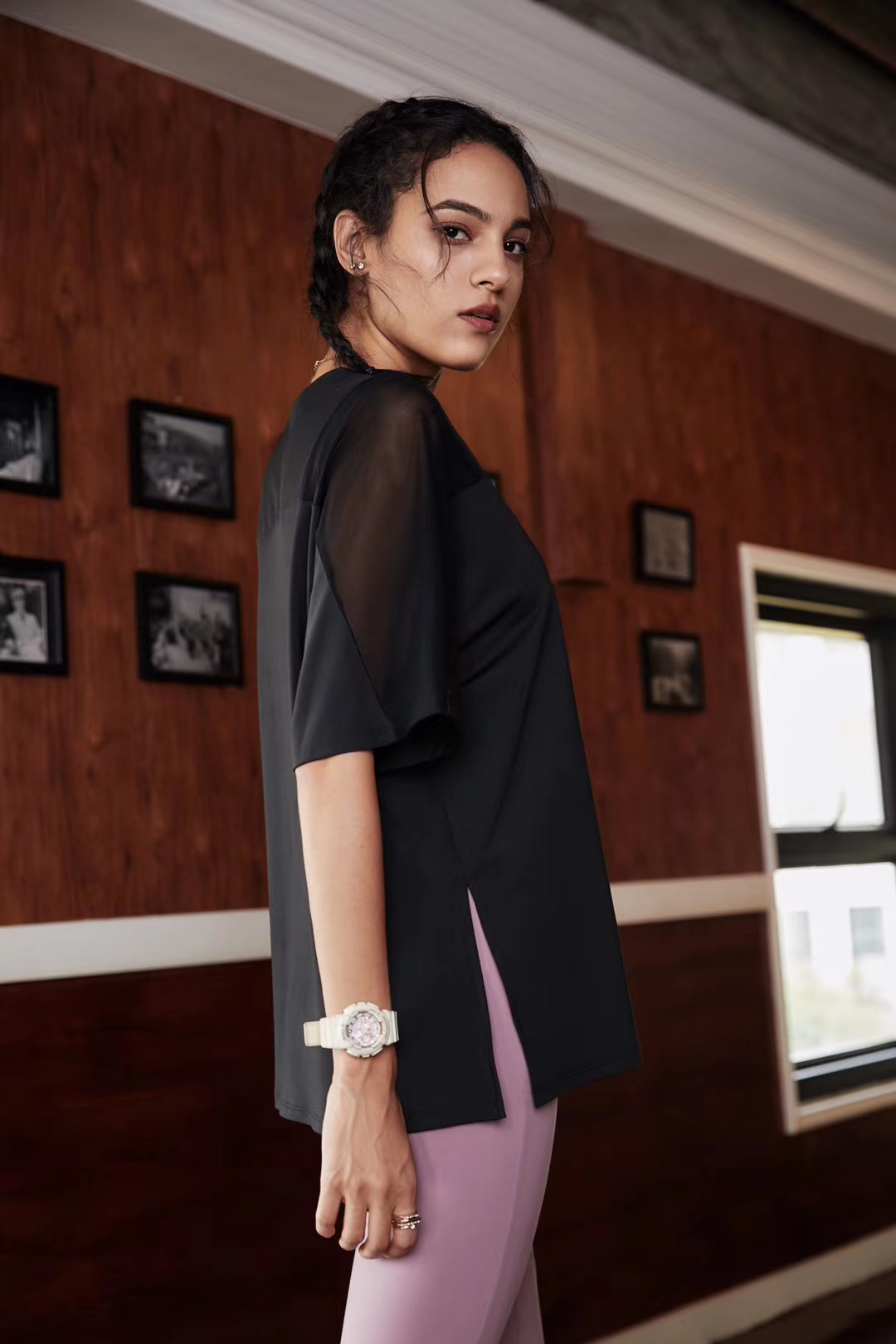 Футболка удлиненная свободного кроя с сеточкой на плечах для спорта