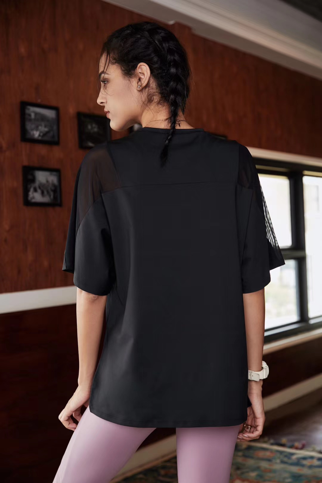 Футболка удлиненная свободного кроя с сеточкой на плечах для спорта