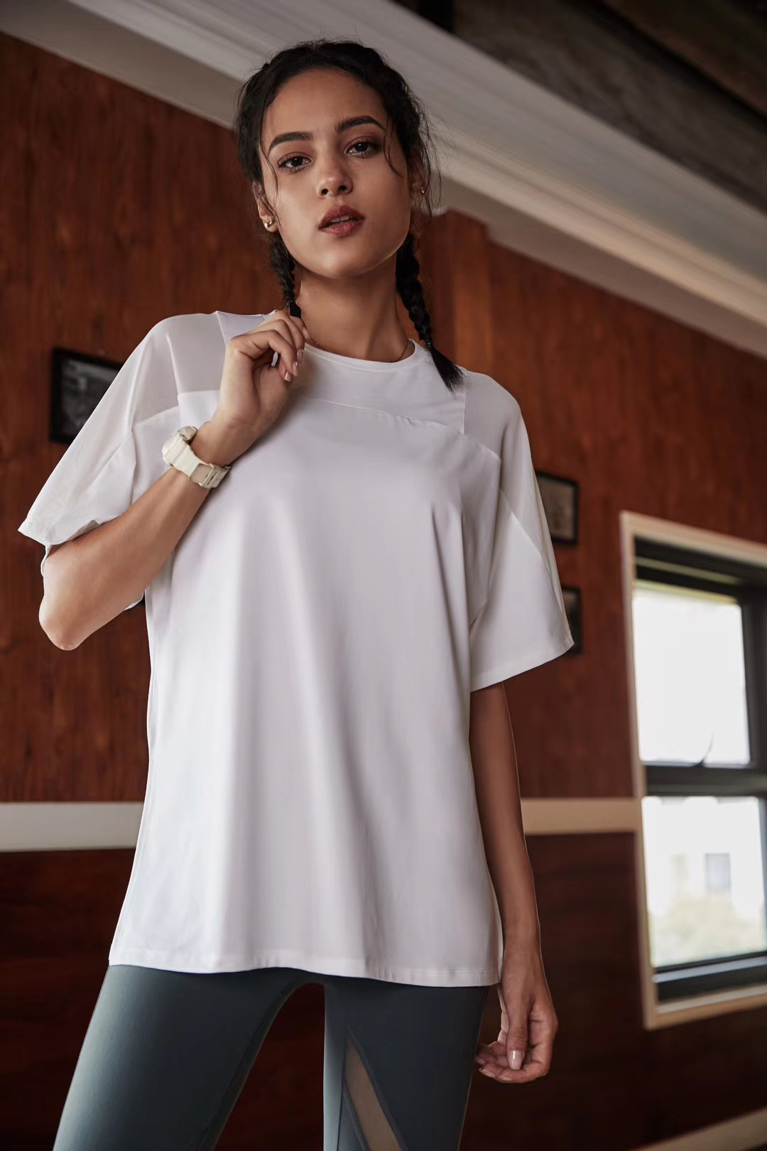 Футболка удлиненная свободного кроя с сеточкой на плечах для спорта