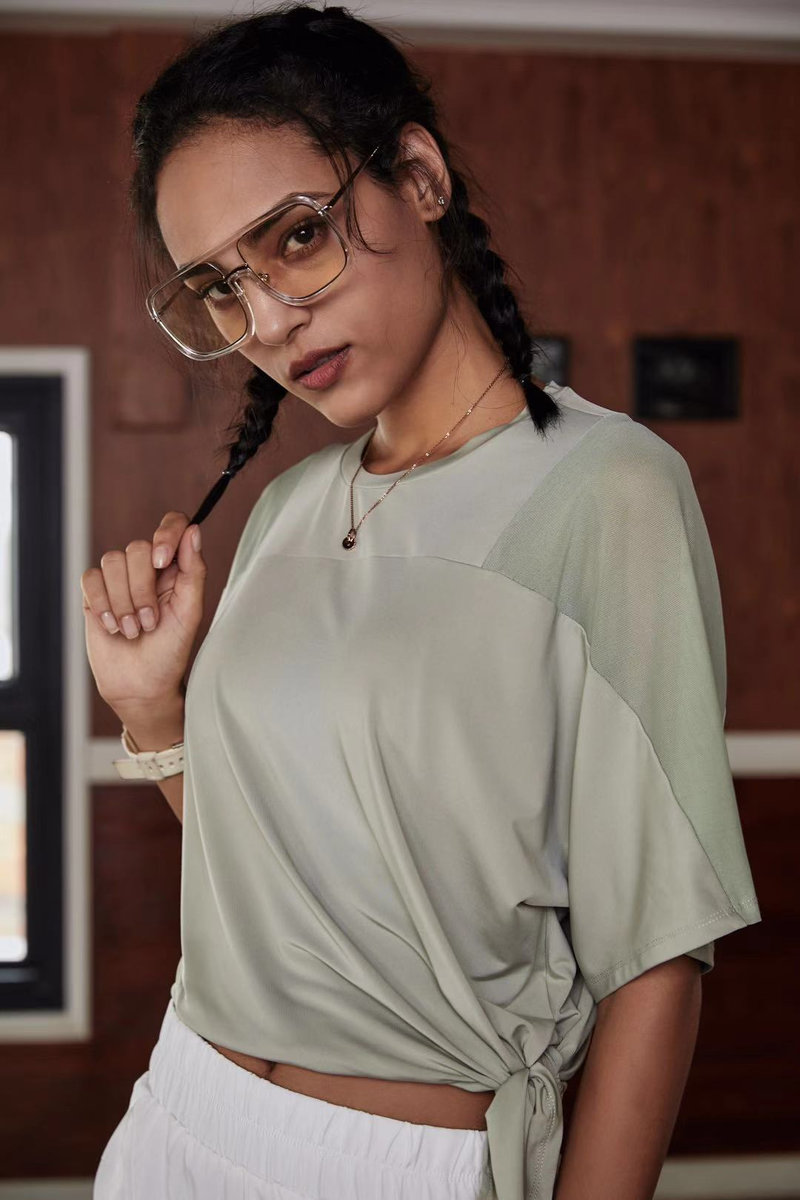 Футболка удлиненная свободного кроя с сеточкой на плечах для спорта