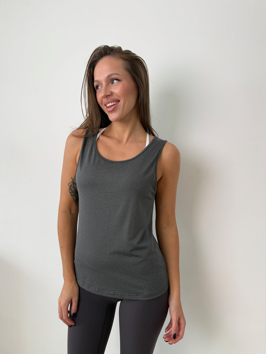 Спортивная  удлиненная майка с глубоким вырезом на спине и драпировкой