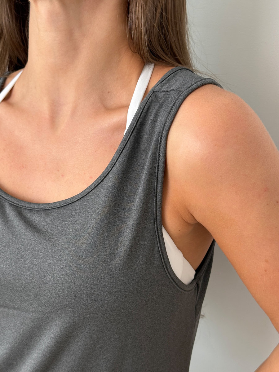 Спортивная  удлиненная майка с глубоким вырезом на спине и драпировкой