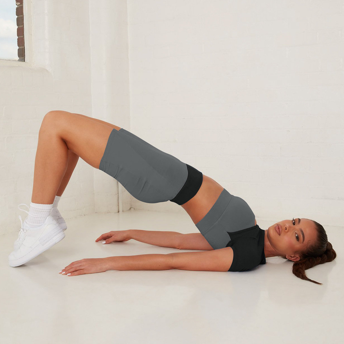 Bелосипедки до середины бедра c контрастным поясом