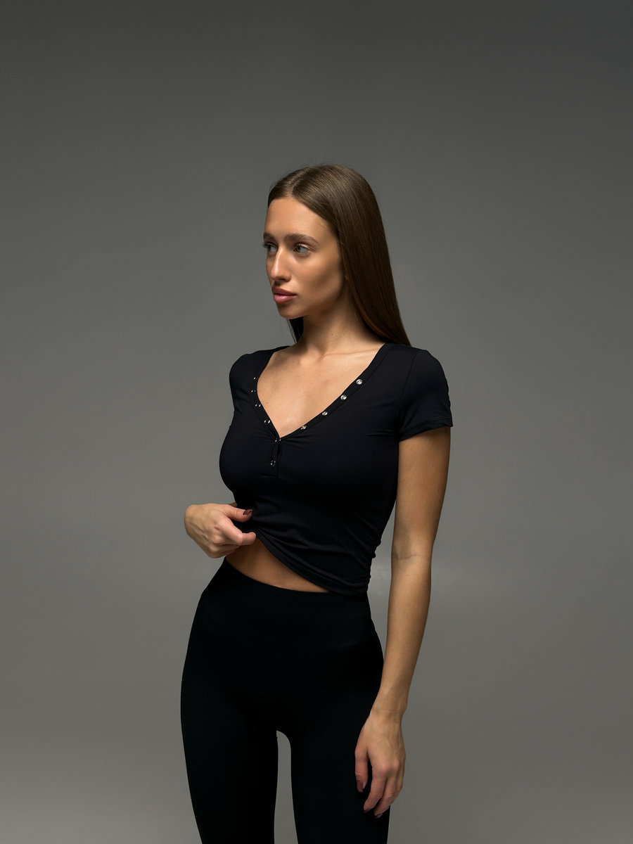 Спортивная приталенная футболка c клепками