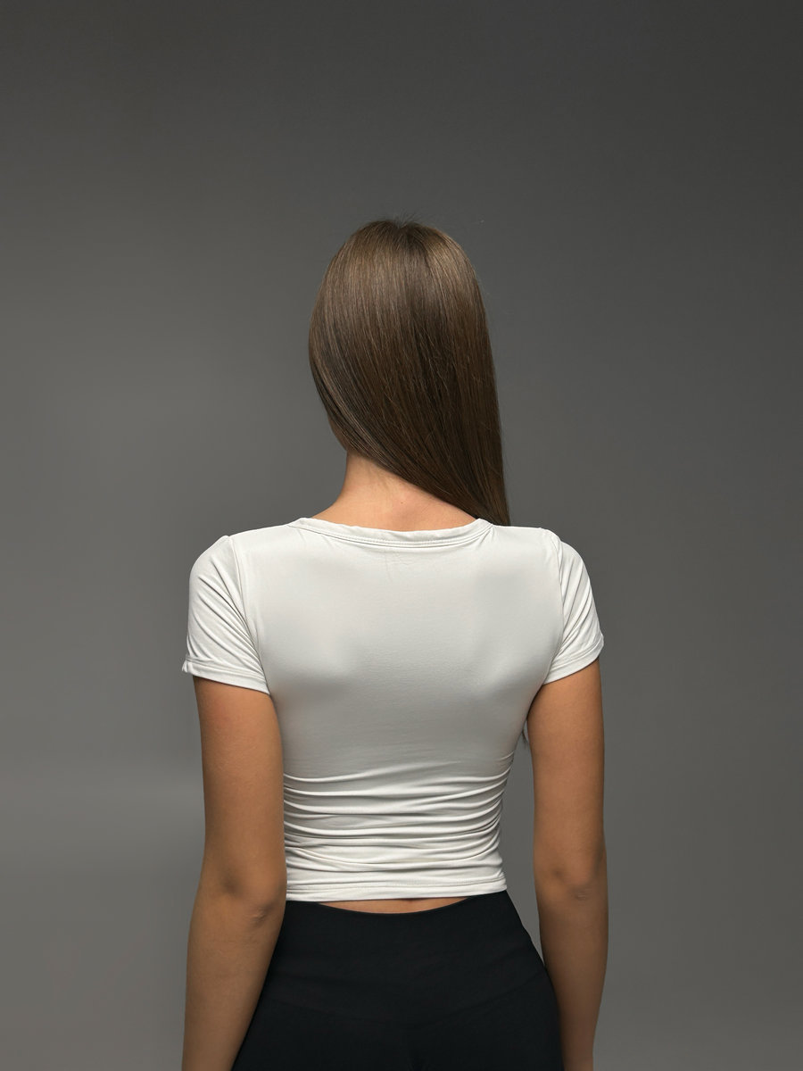 Спортивная приталенная футболка c клепками