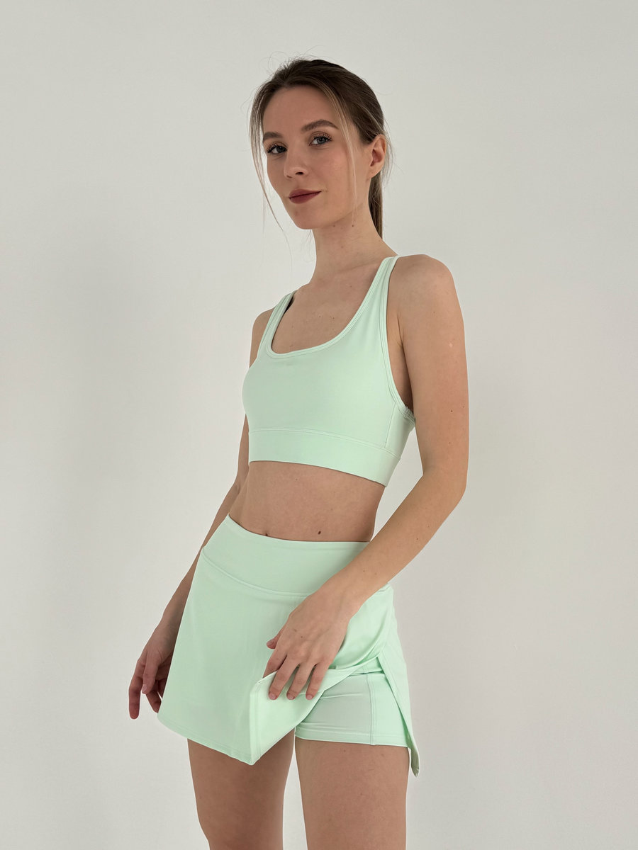 Спортивная юбка-шорты с разрезом на бедре