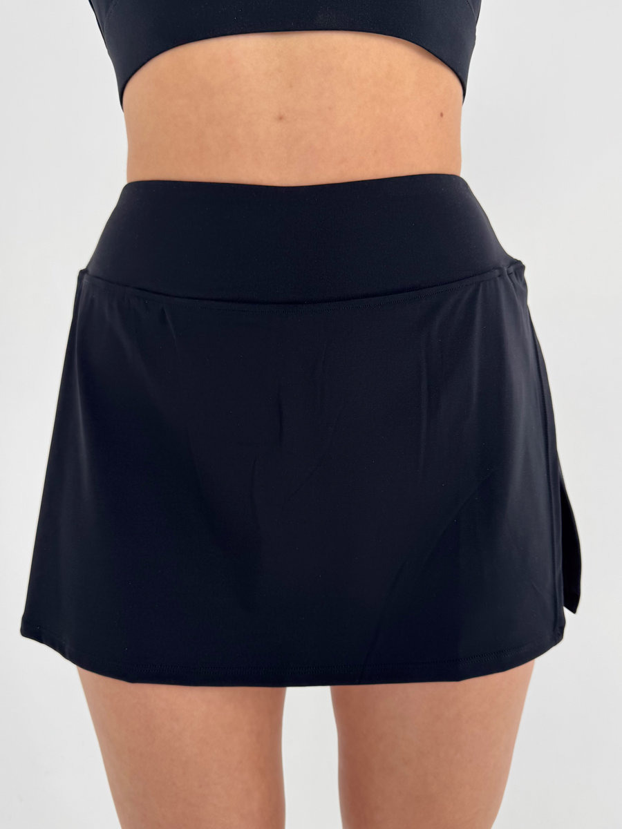 Спортивная юбка-шорты с разрезом на бедре