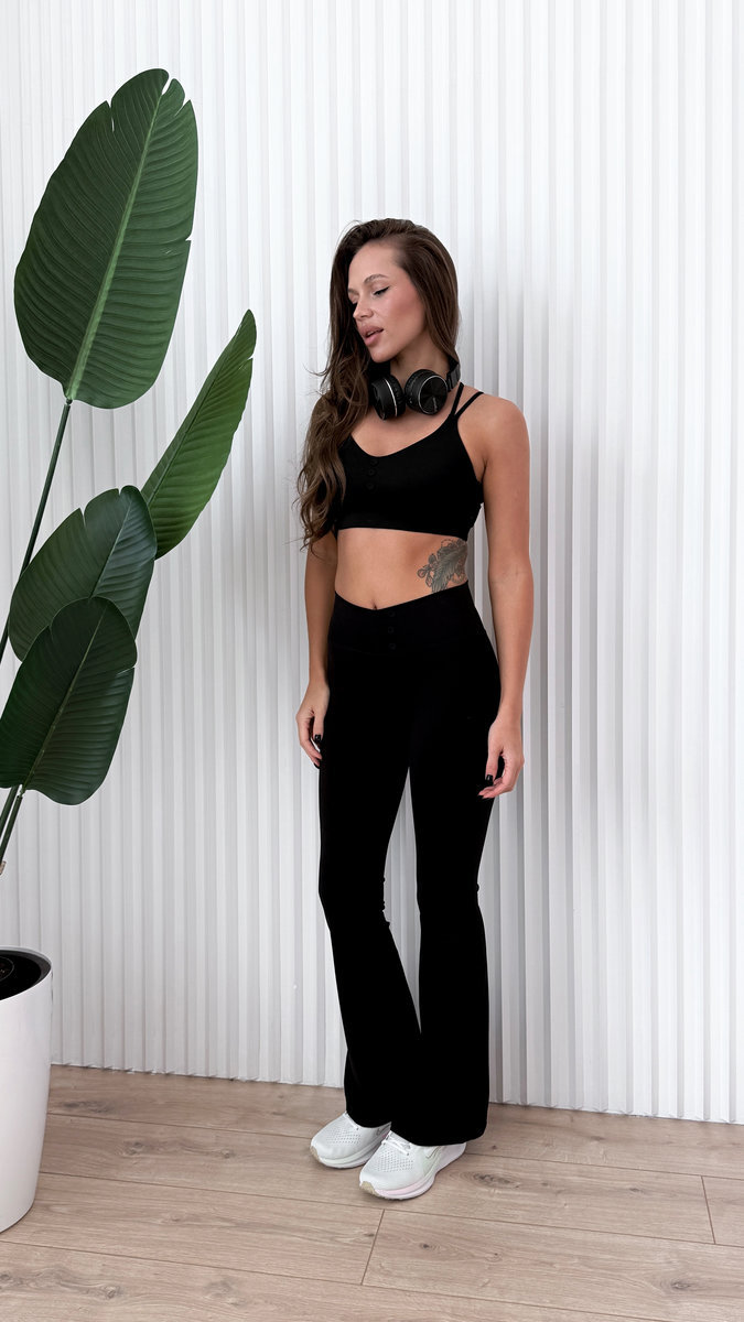 Спортивный топ с дизайном из пуговиц