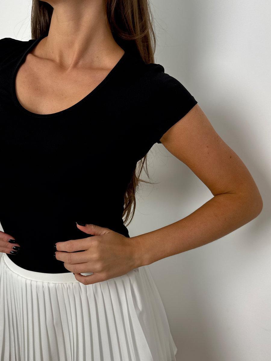 Футболка приталенная с широкой горловиной