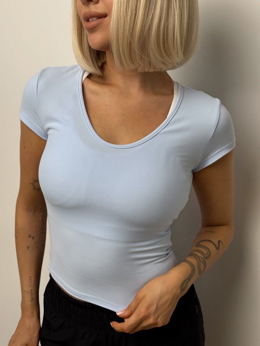 Футболка приталенная с широкой горловиной