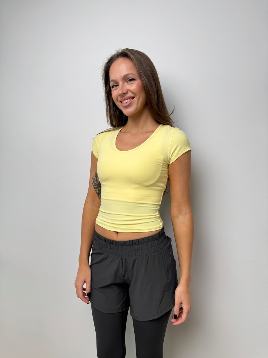 Футболка приталенная с широкой горловиной