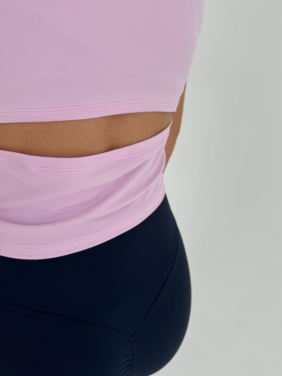 Футболка приталенная с горизонтальным разрезом на спине