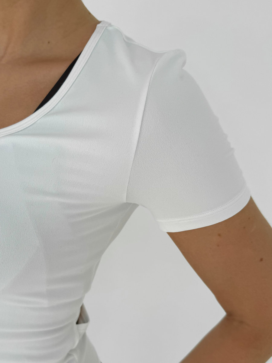 Футболка приталенная с горизонтальным разрезом на спине