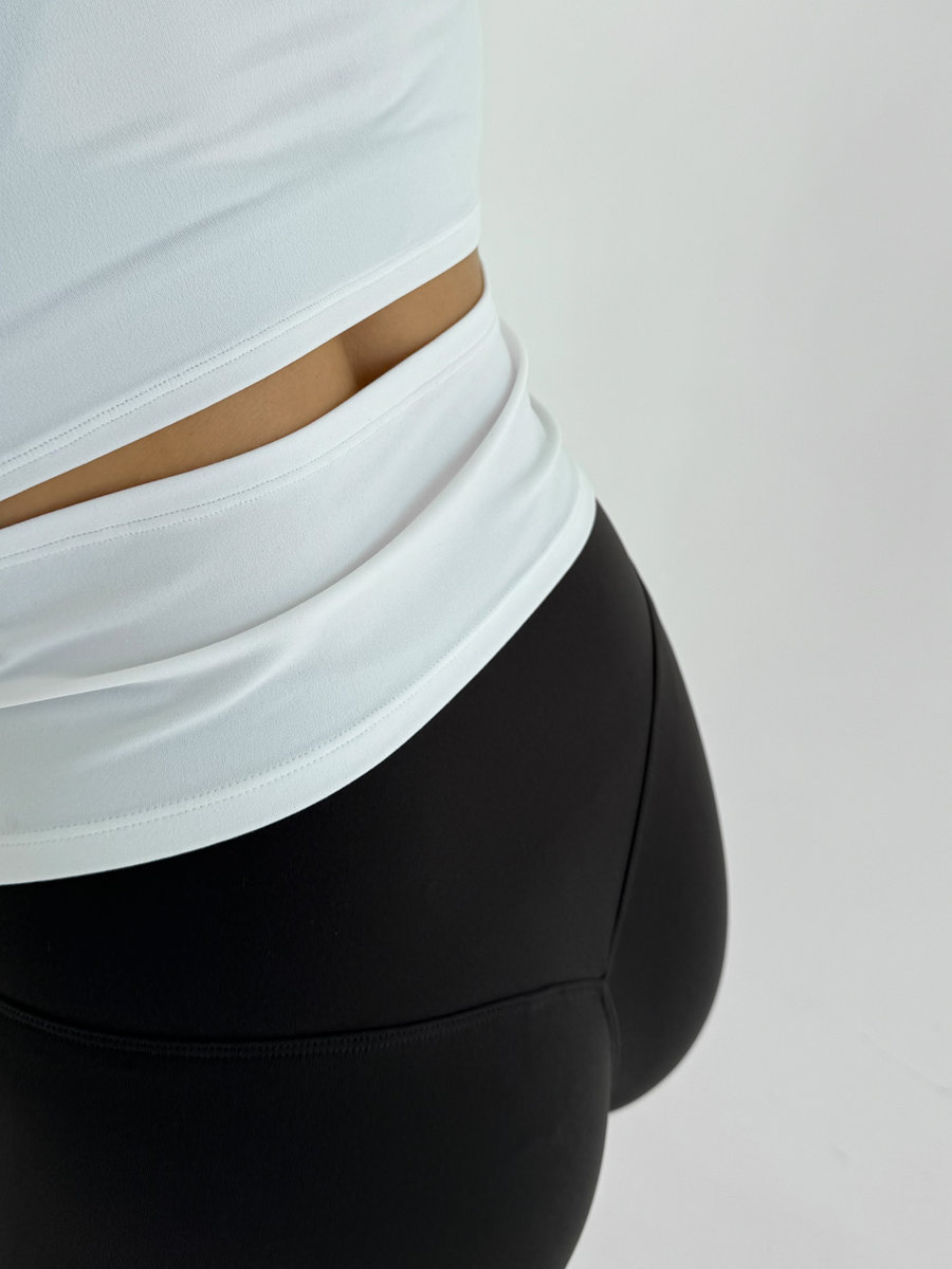 Футболка приталенная с горизонтальным разрезом на спине