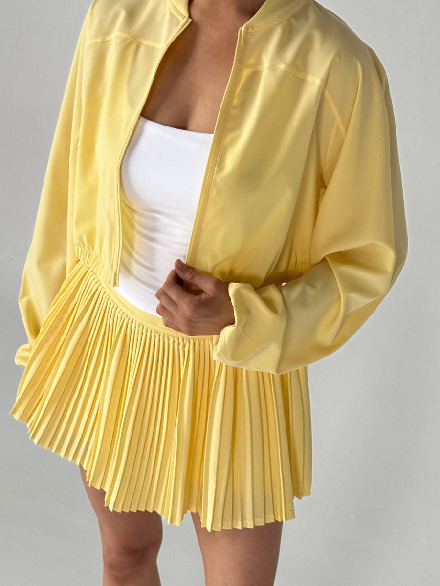 Спортивная олимпийка-бомбер  укороченного типа