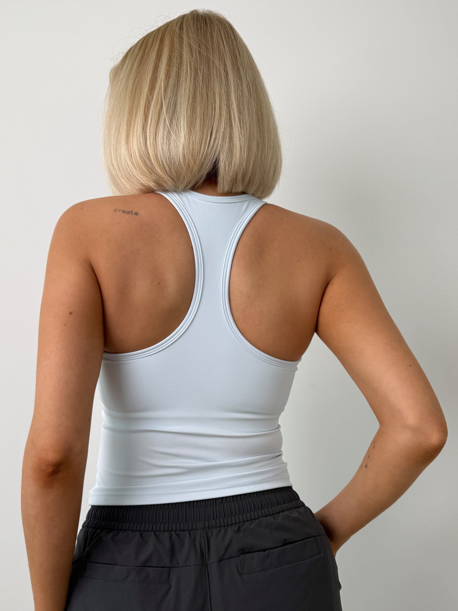 Майка-топ c открытыми лопатками с встроенными чашками