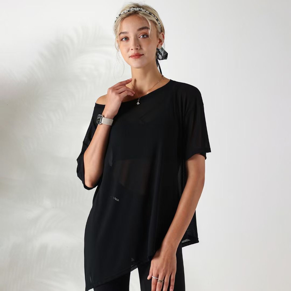 Спортивная футболка в сеточку свободного кроя с разрезами,завязывающимися по бокам