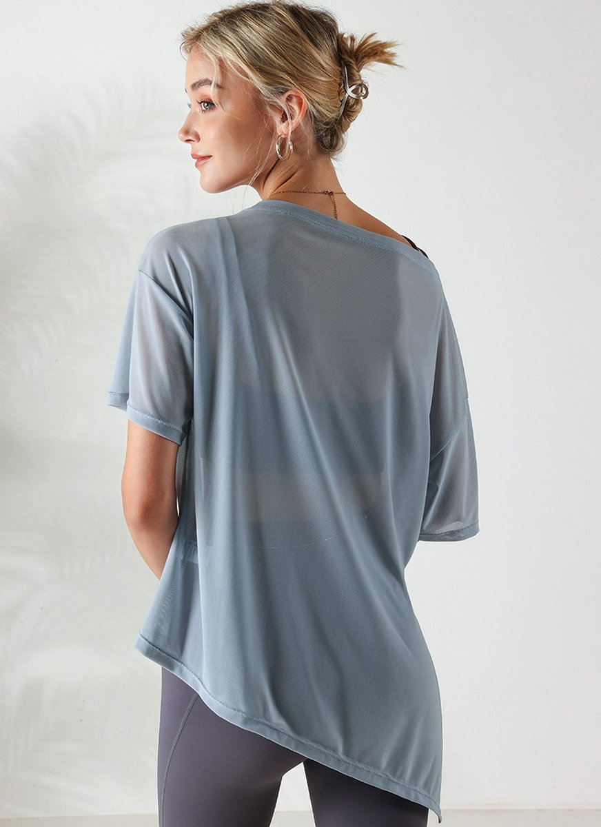 Спортивная футболка в сеточку свободного кроя с разрезами,завязывающимися по бокам