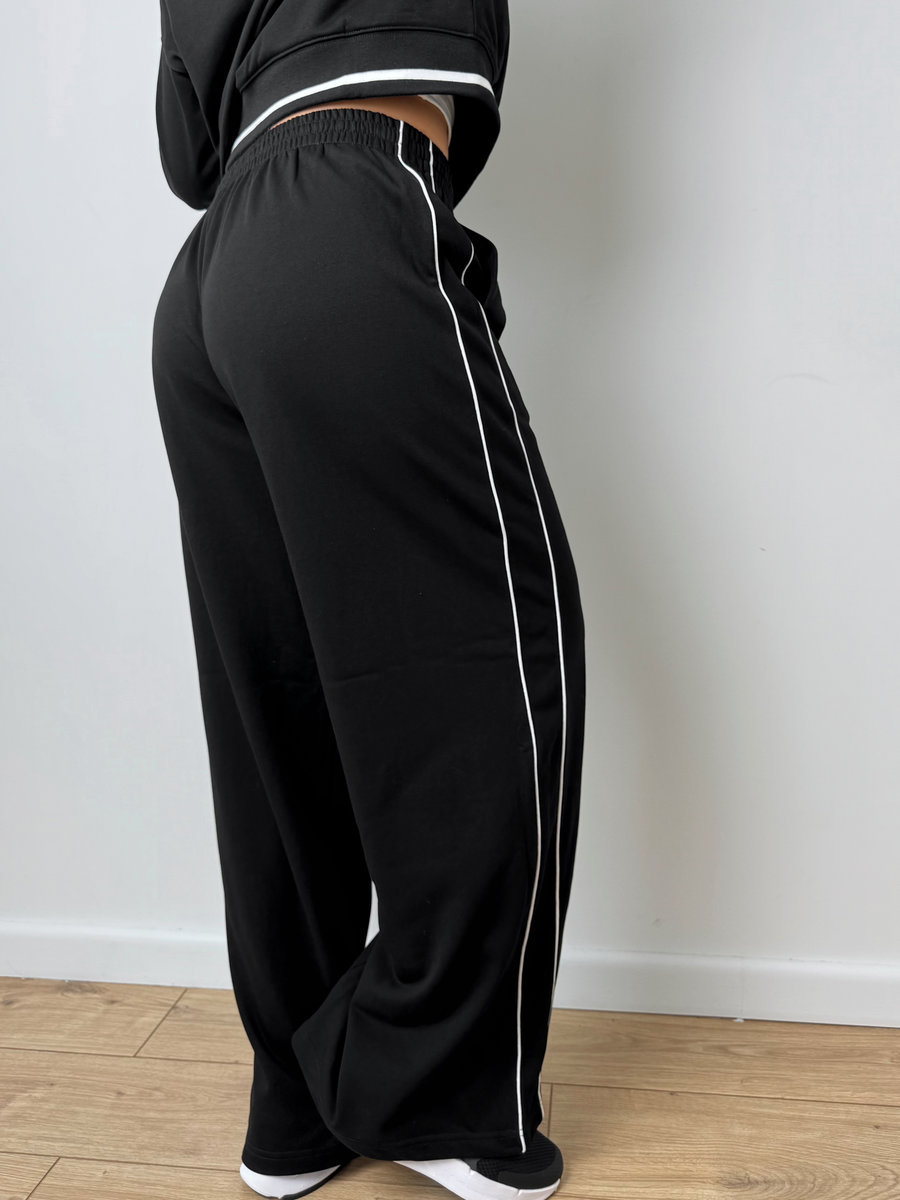 Брюки-трубы спортивные с контарстными линиями