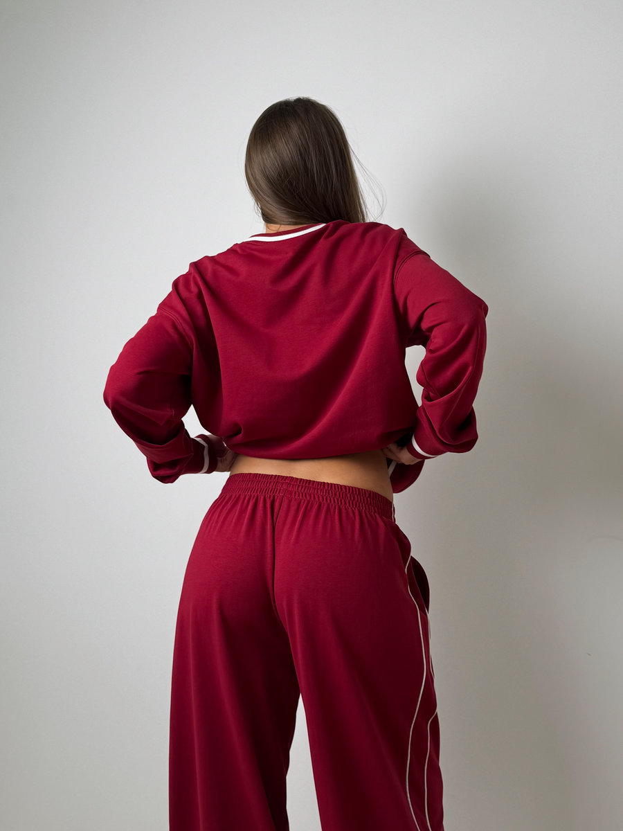 Спортивный свитшот с контрастными линиями