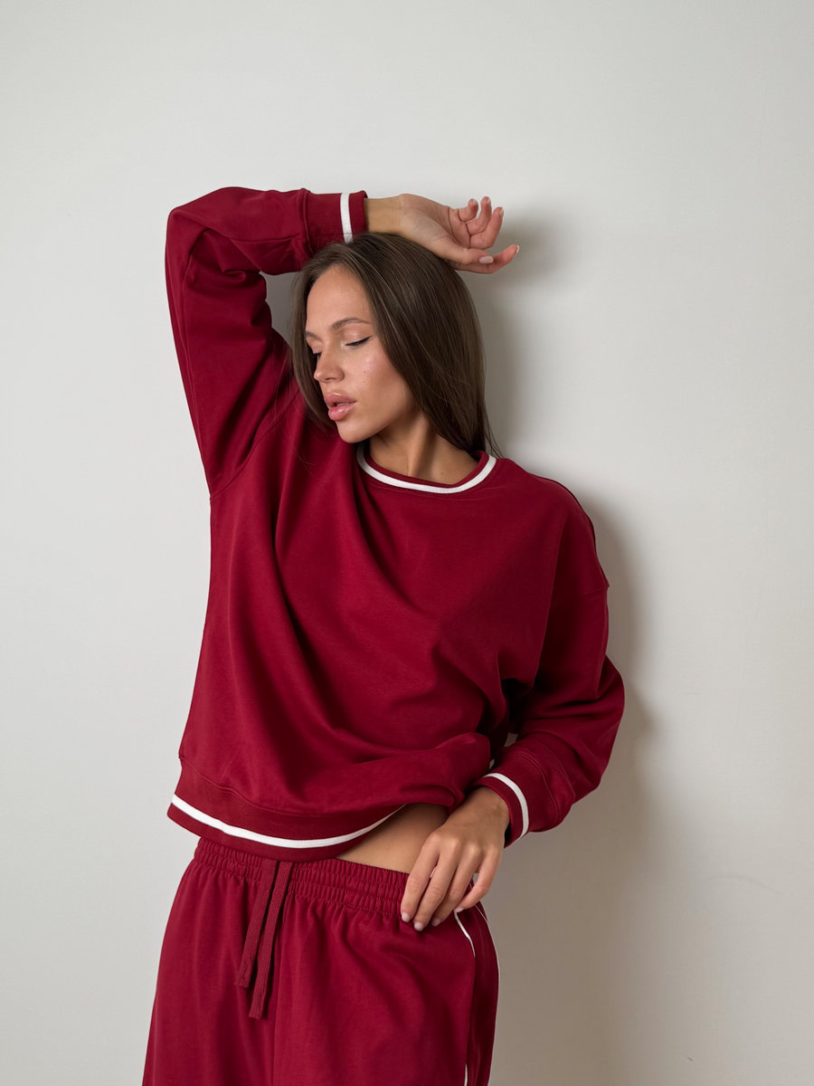 Спортивный свитшот с контрастными линиями