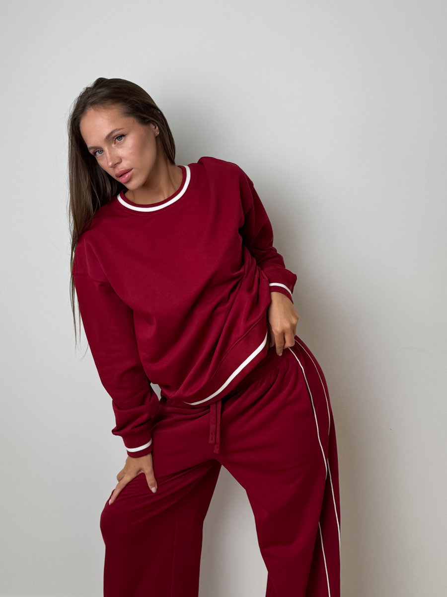 Спортивный свитшот с контрастными линиями