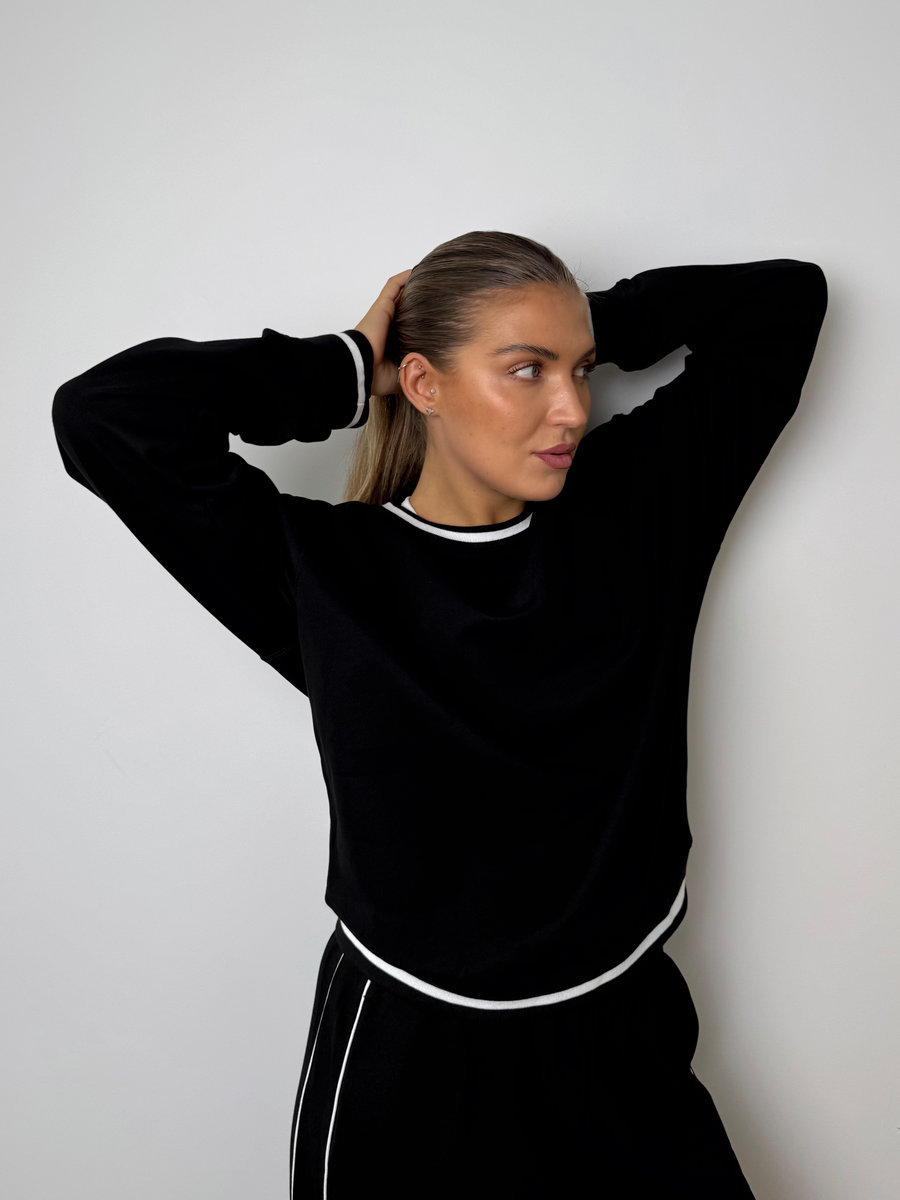 Спортивный свитшот с контрастными линиями