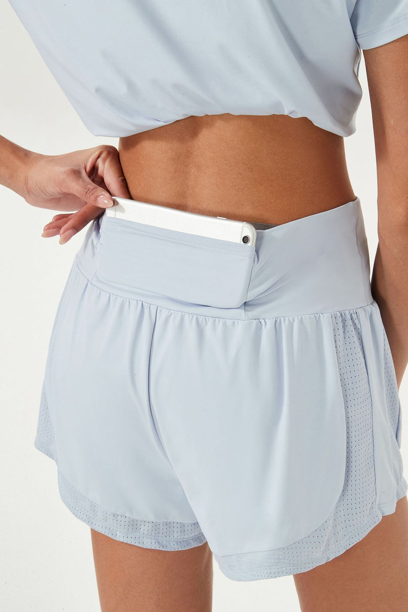 Шорты, декорированные перфорацией для фитнеса