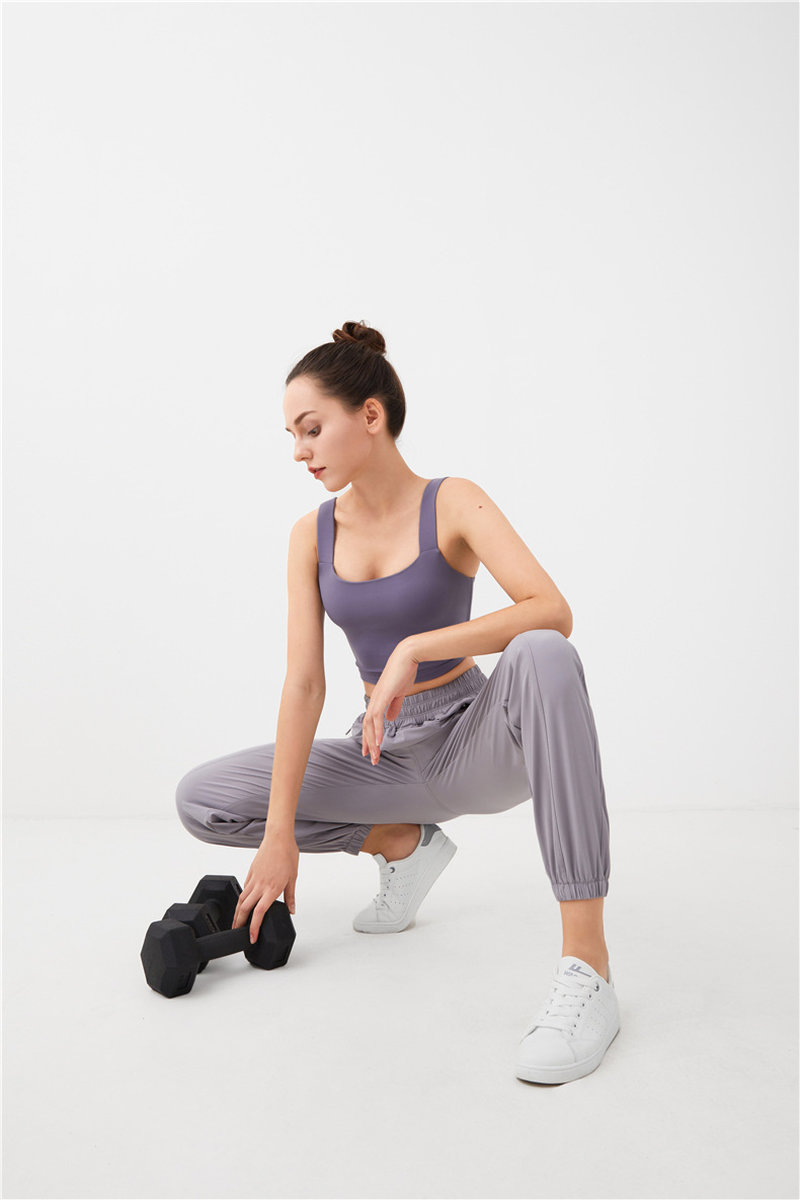 Спортивные брюки с карманами на замочках