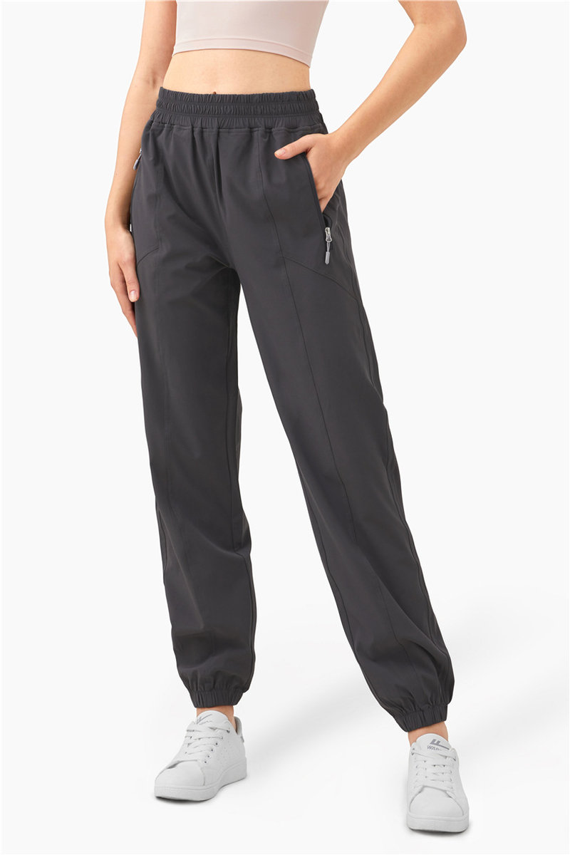 Спортивные брюки с карманами на замочках
