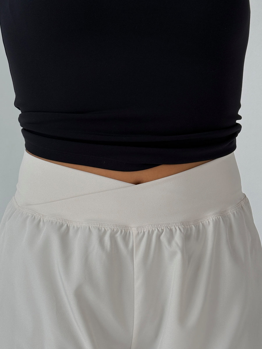 Спортивные шорты с V-талией поверх леггинсов