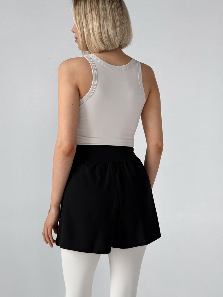 Спортивные шорты с V-талией поверх леггинсов