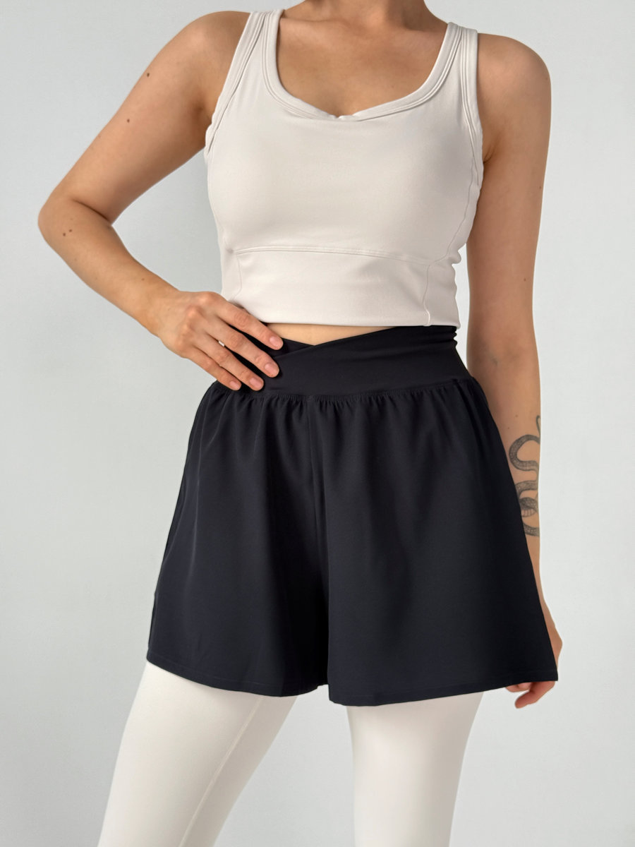 Спортивные шорты с V-талией поверх леггинсов