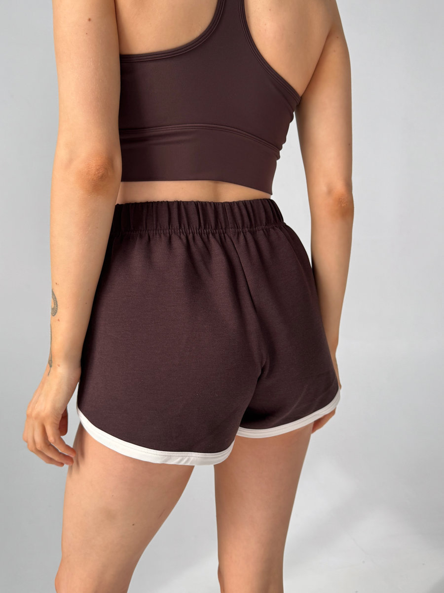 Спортивные шорты в ретро-стиле с контрастными линиями