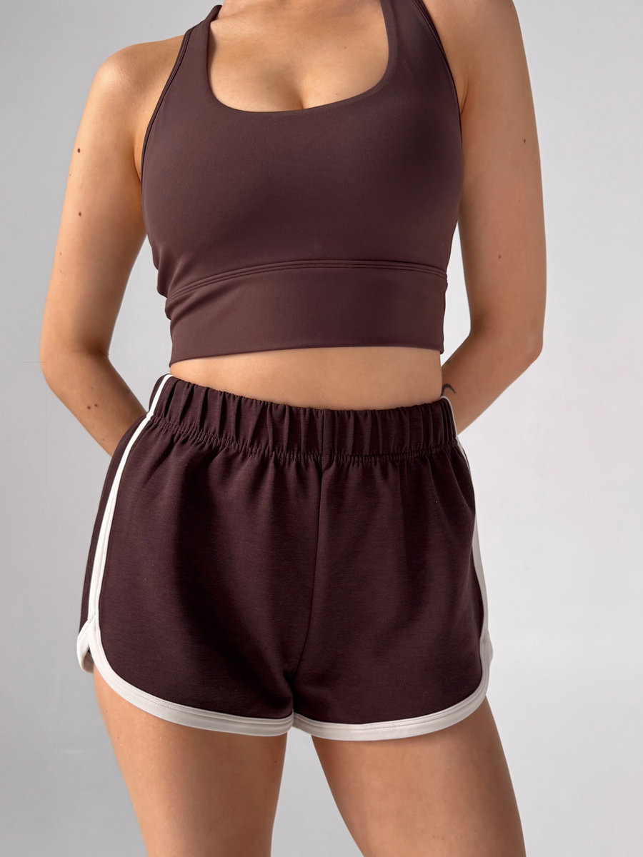 Спортивные шорты в ретро-стиле с контрастными линиями