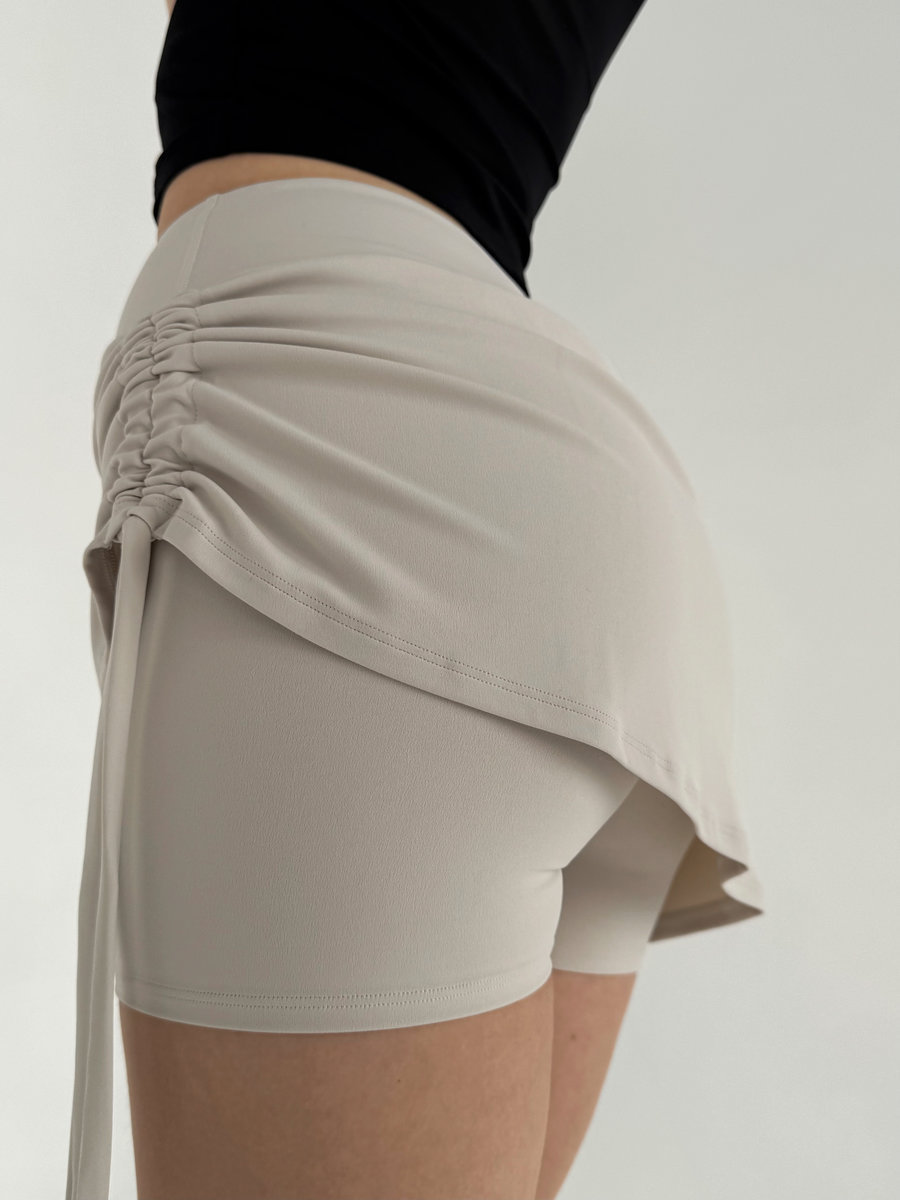 Спортивная юбка-шорты из эластичной ткани со сборкой на боку