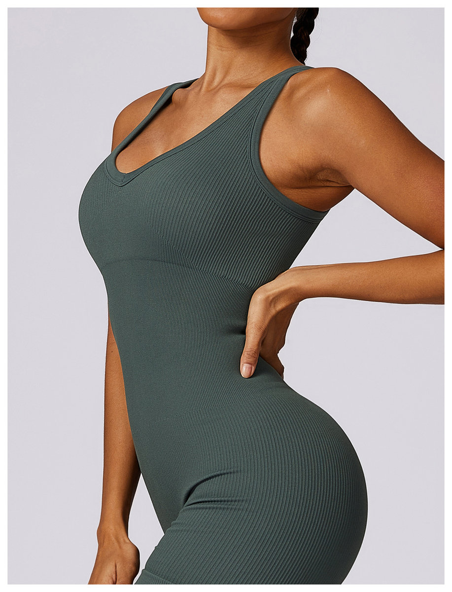 Комбинезон бесшовный укороченный с V-образным декольте