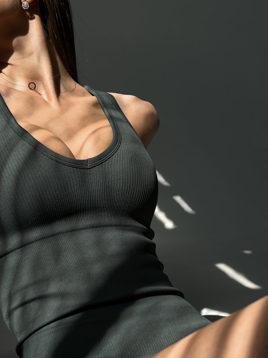 Комбинезон бесшовный укороченный с V-образным декольте