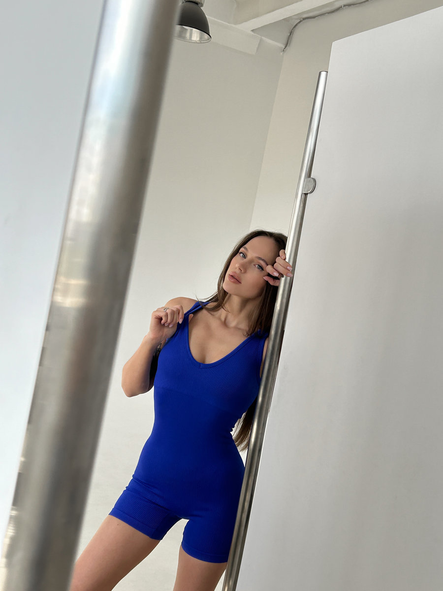 Комбинезон бесшовный укороченный с V-образным декольте