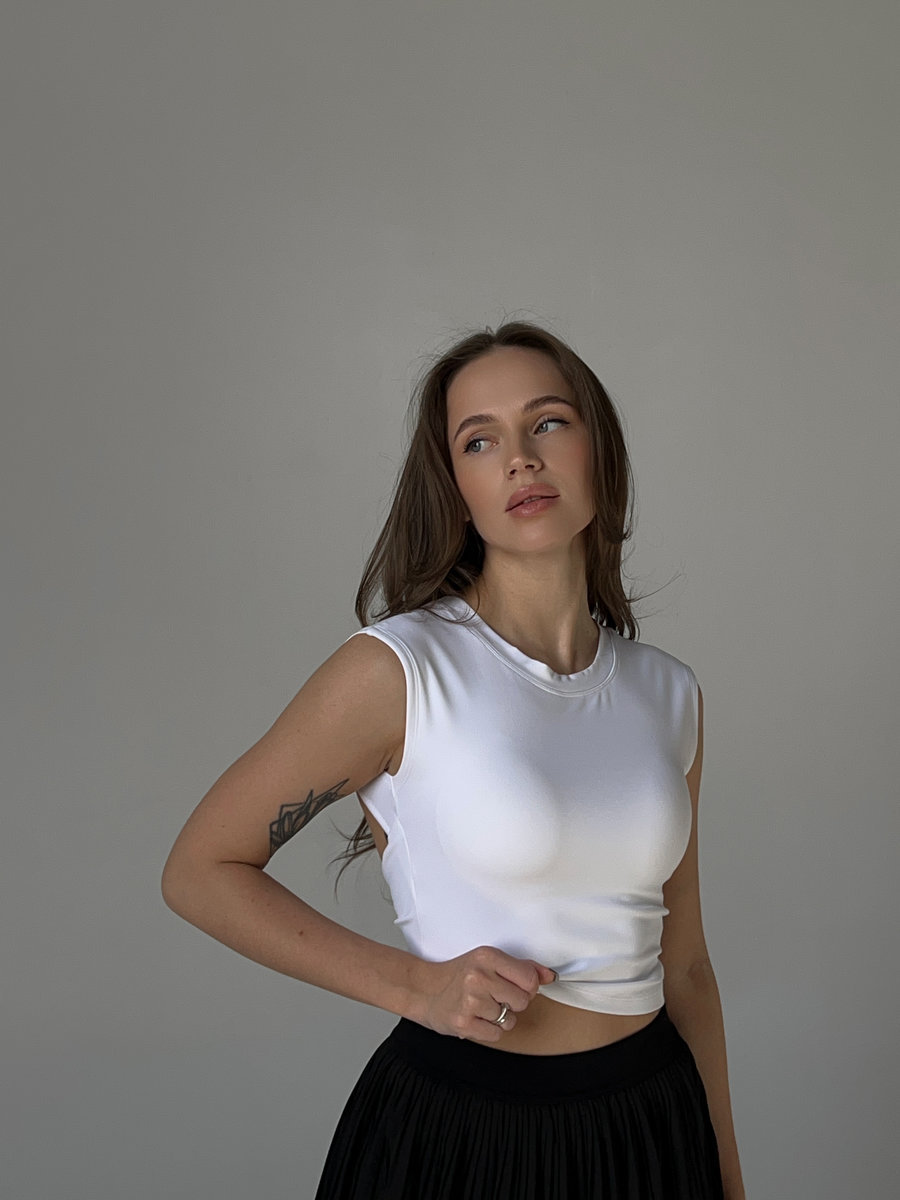 Футболка-топ укороченная облегающая с открытой спиной