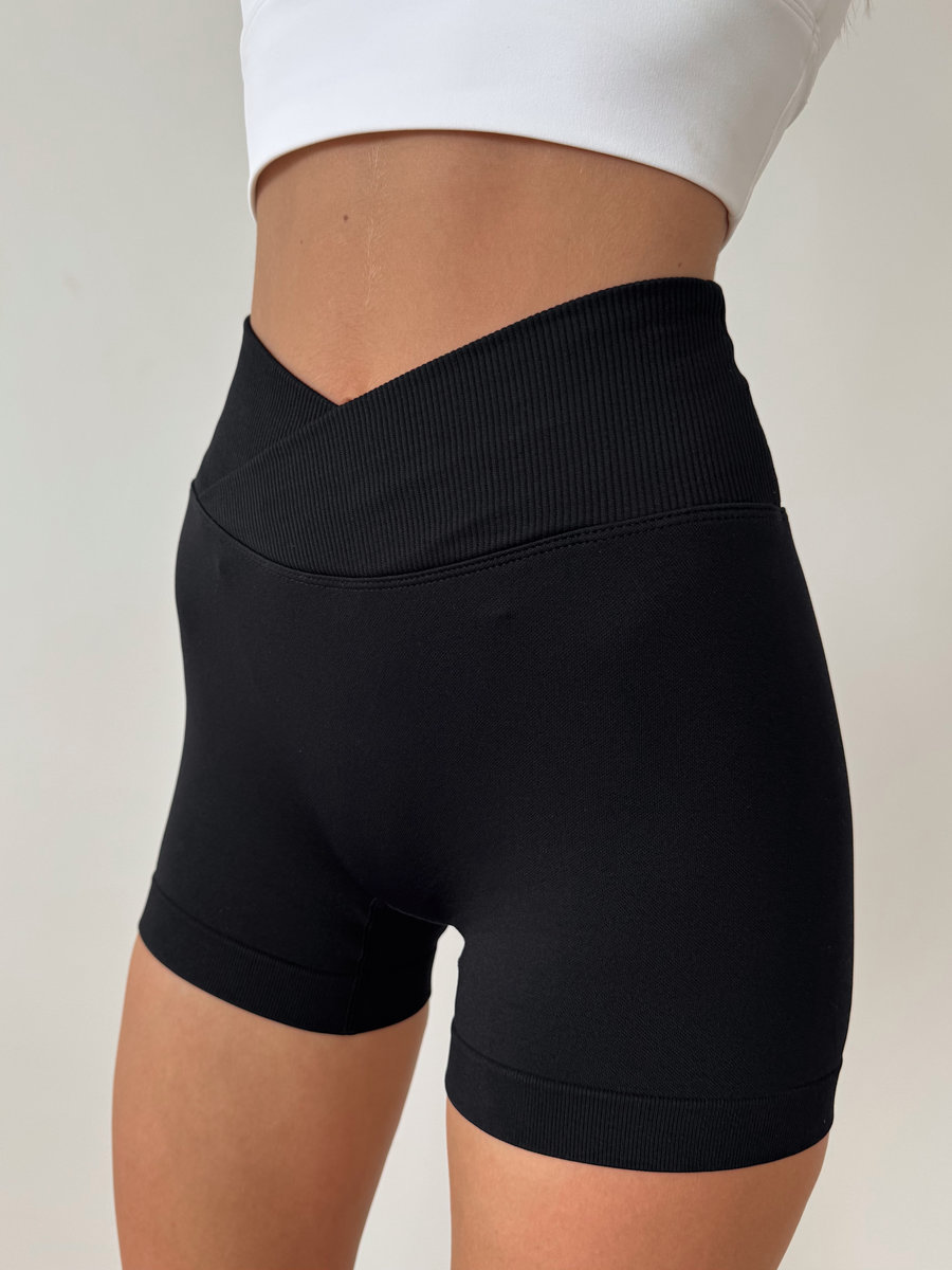 Бесшовные шорты,подчеркивающие ягодицы с V-талией