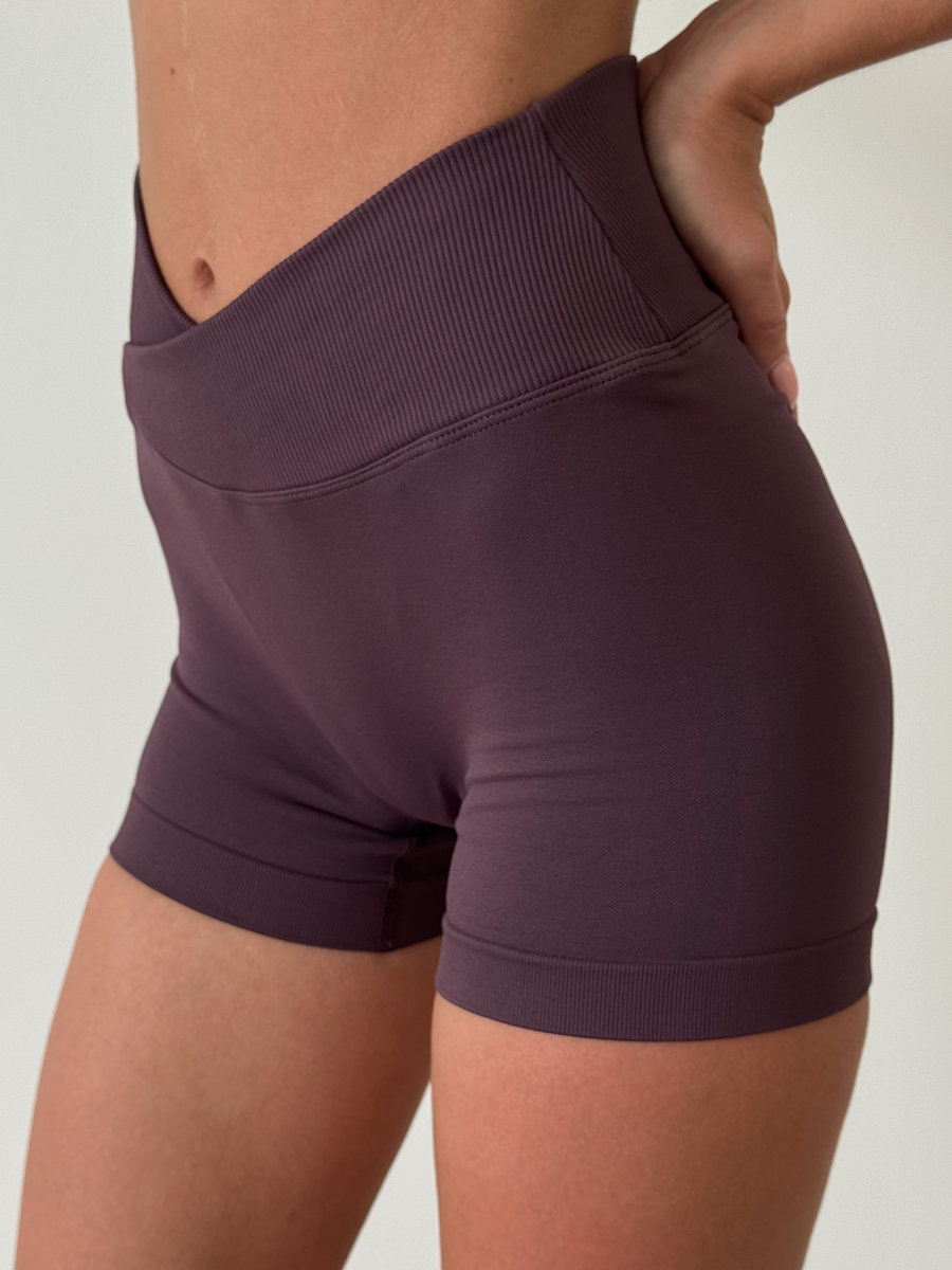 Бесшовные шорты,подчеркивающие ягодицы с V-талией