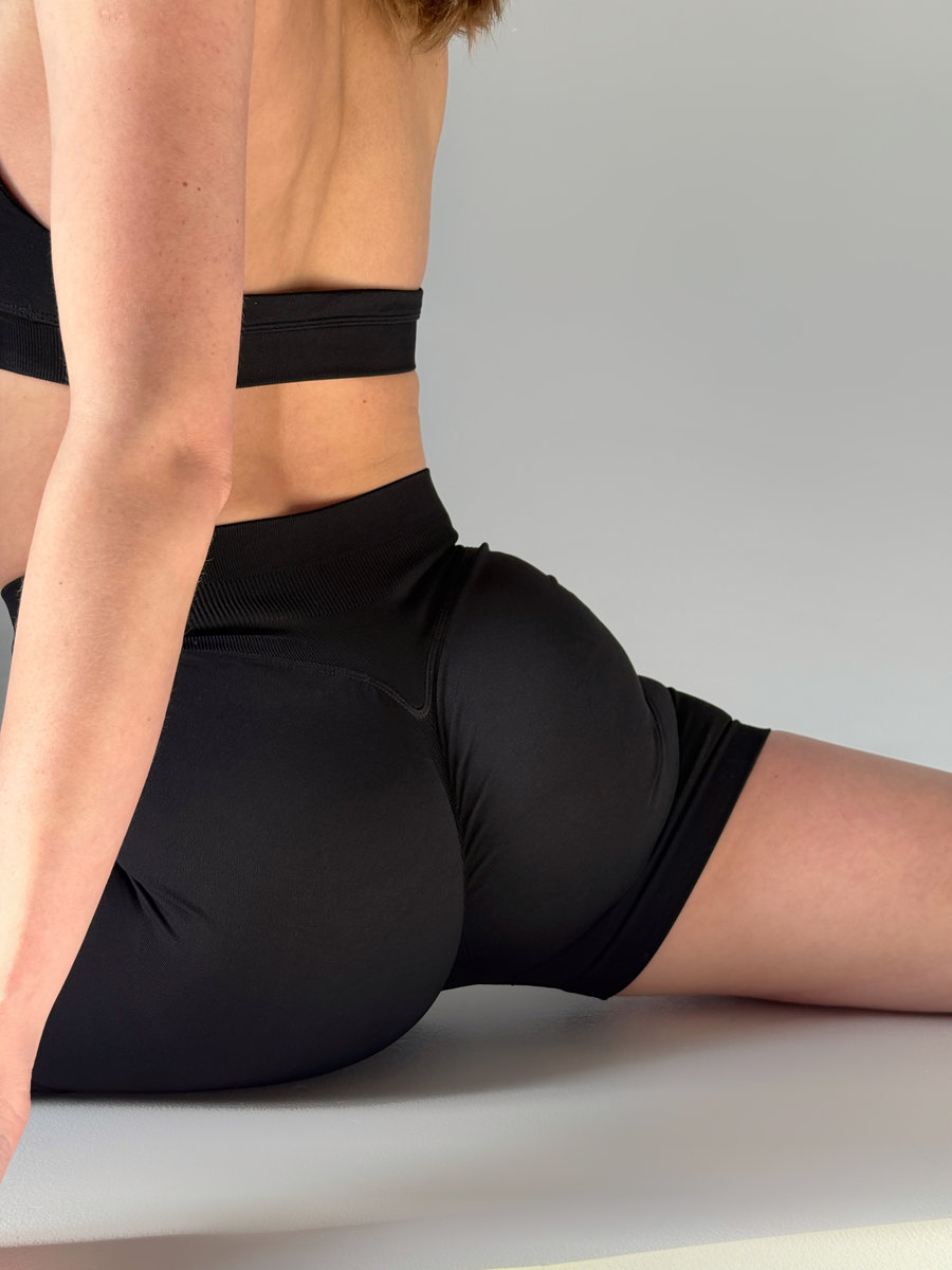 Бесшовные шорты,подчеркивающие ягодицы