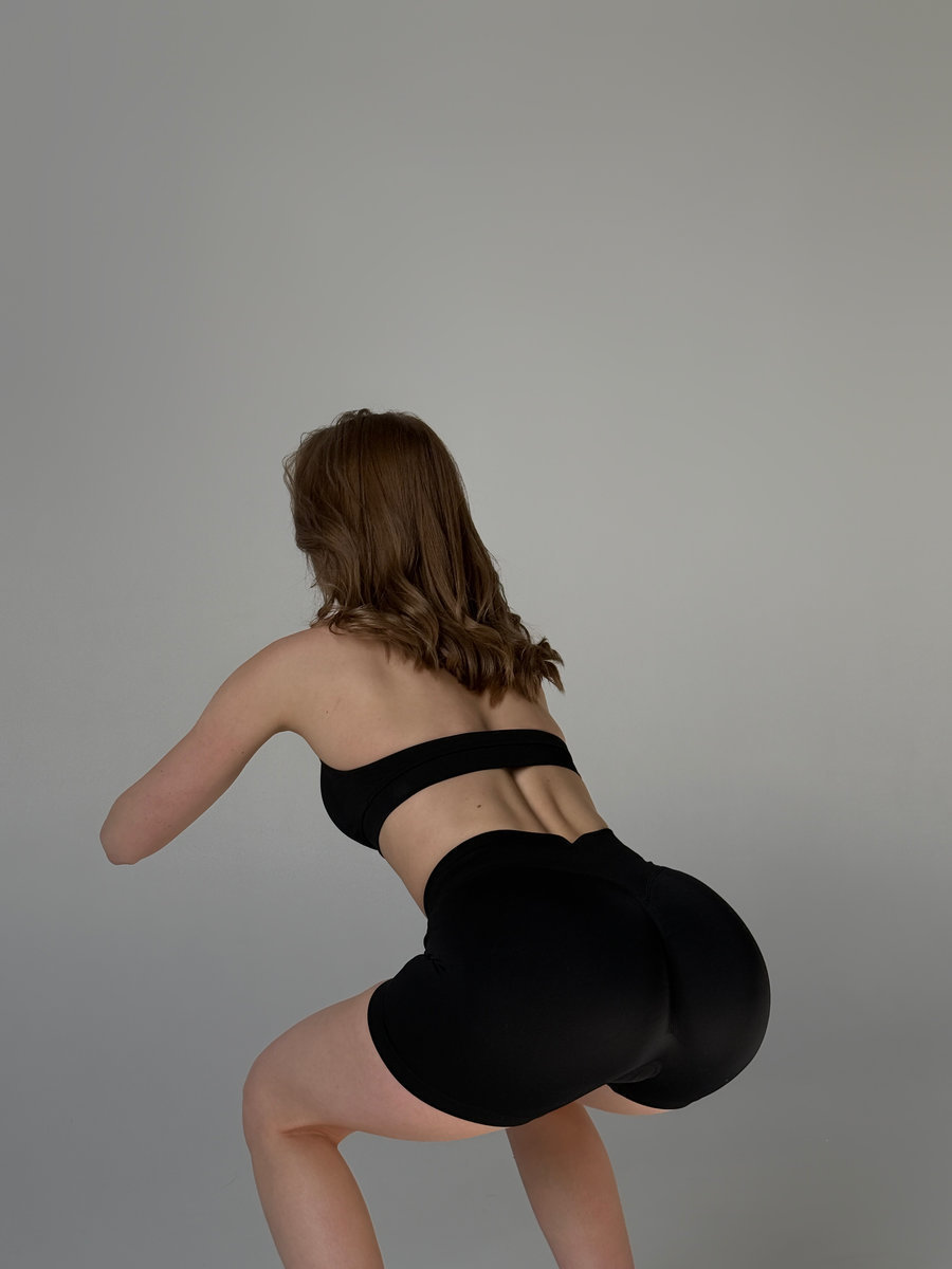 Бесшовные шорты,подчеркивающие ягодицы