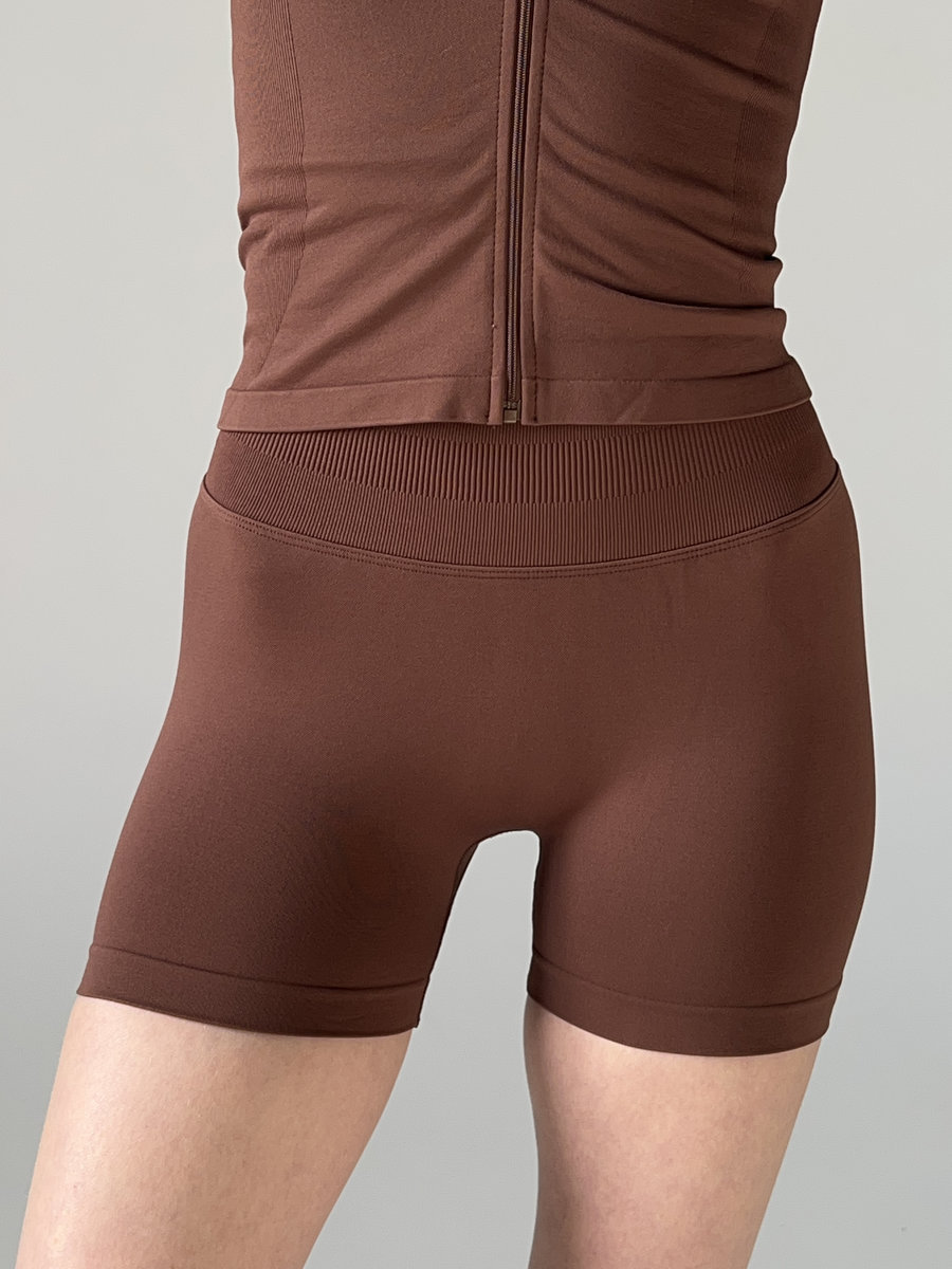 Бесшовные шорты,подчеркивающие ягодицы