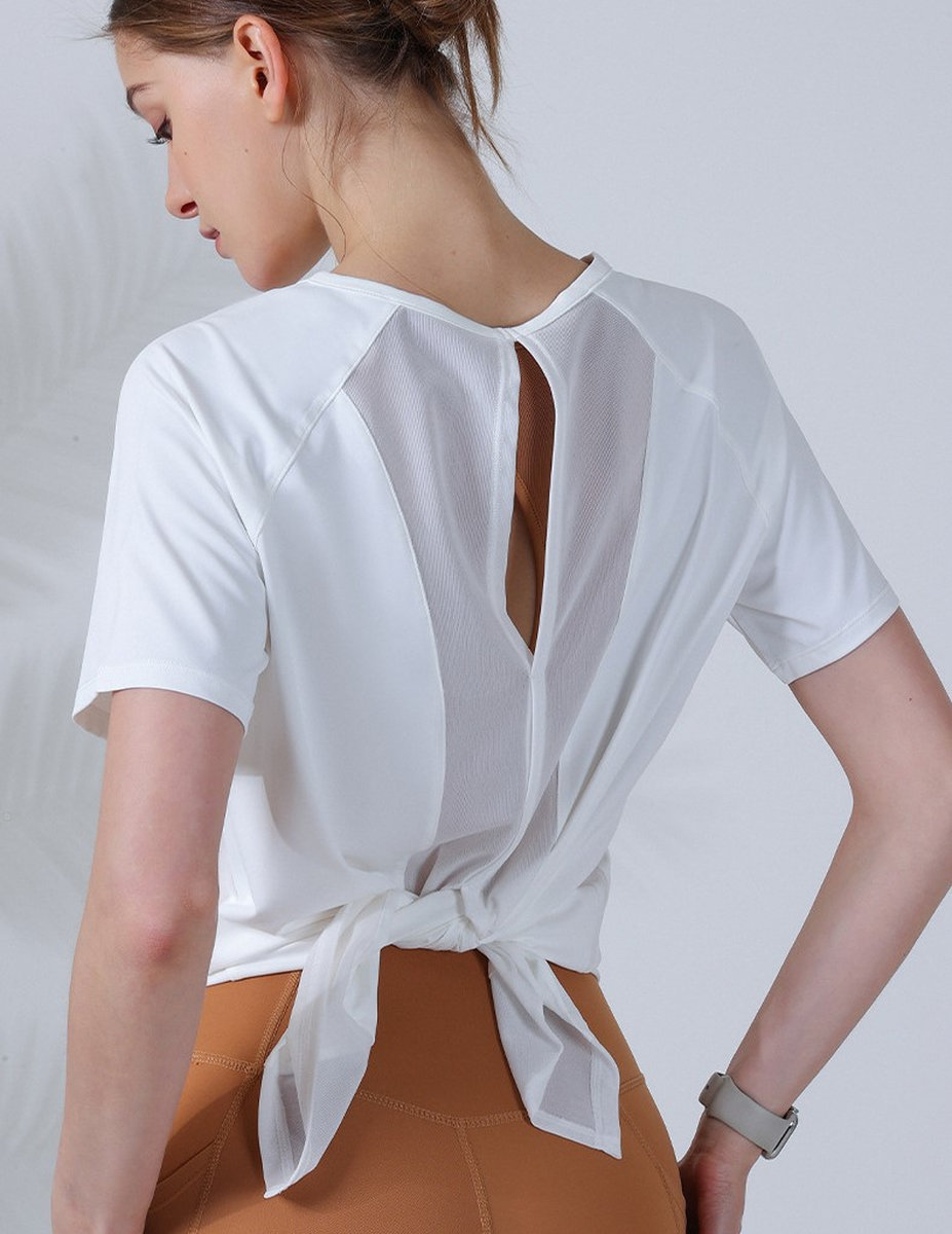 Футболка для фитнеса с разрезом и сеточкой на спине