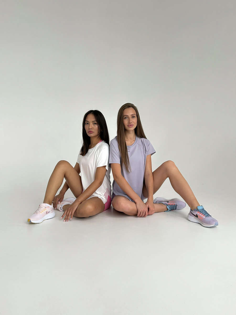 Спортивная футболка свободного кроя,декорированная сеточкой