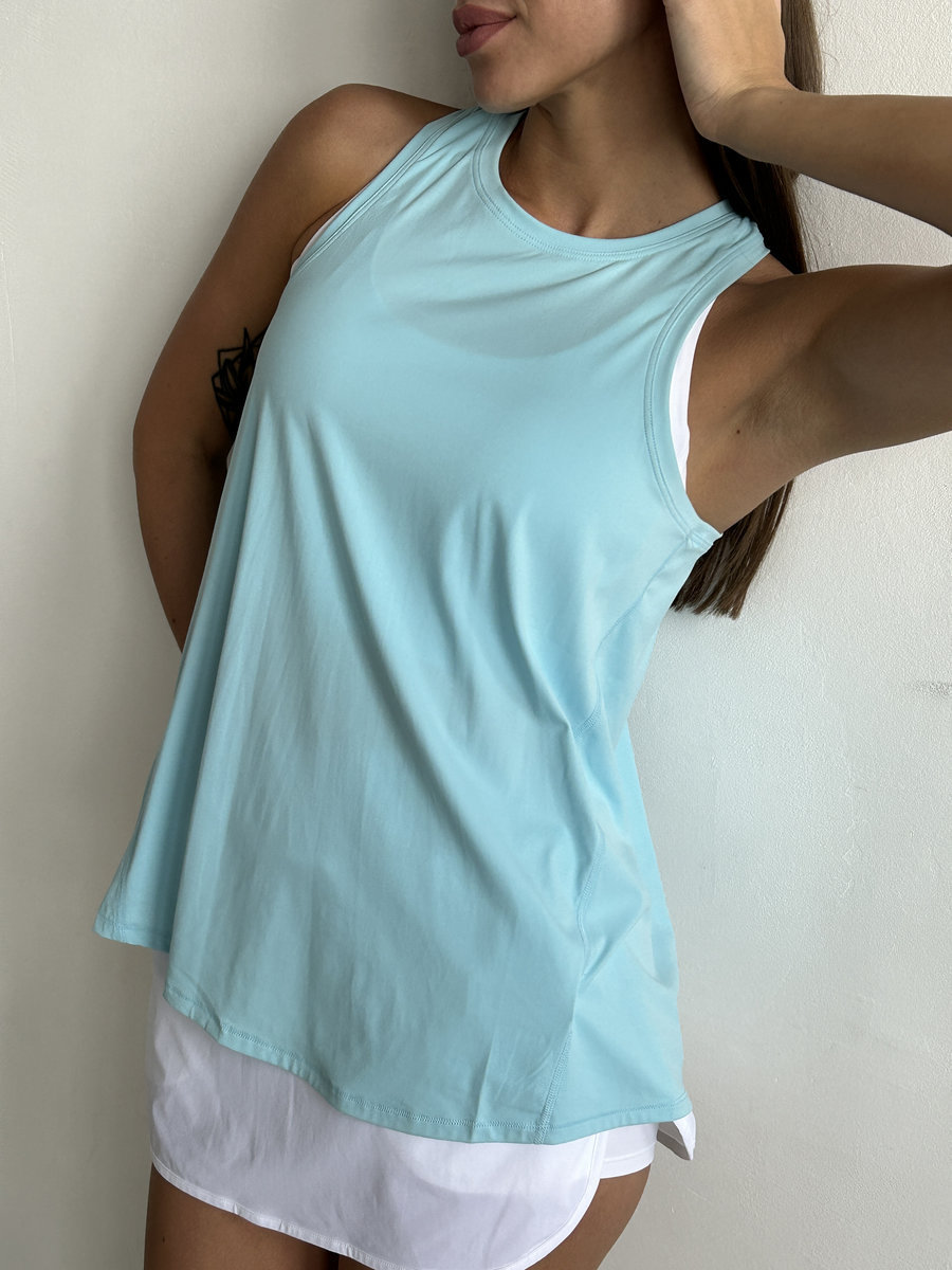 Спортивная  удлиненная майка с глубоким разрезом на спине