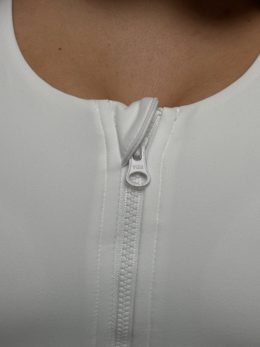 Спортивное бра с перекрещивающимися бретелями на спине (замок на груди)