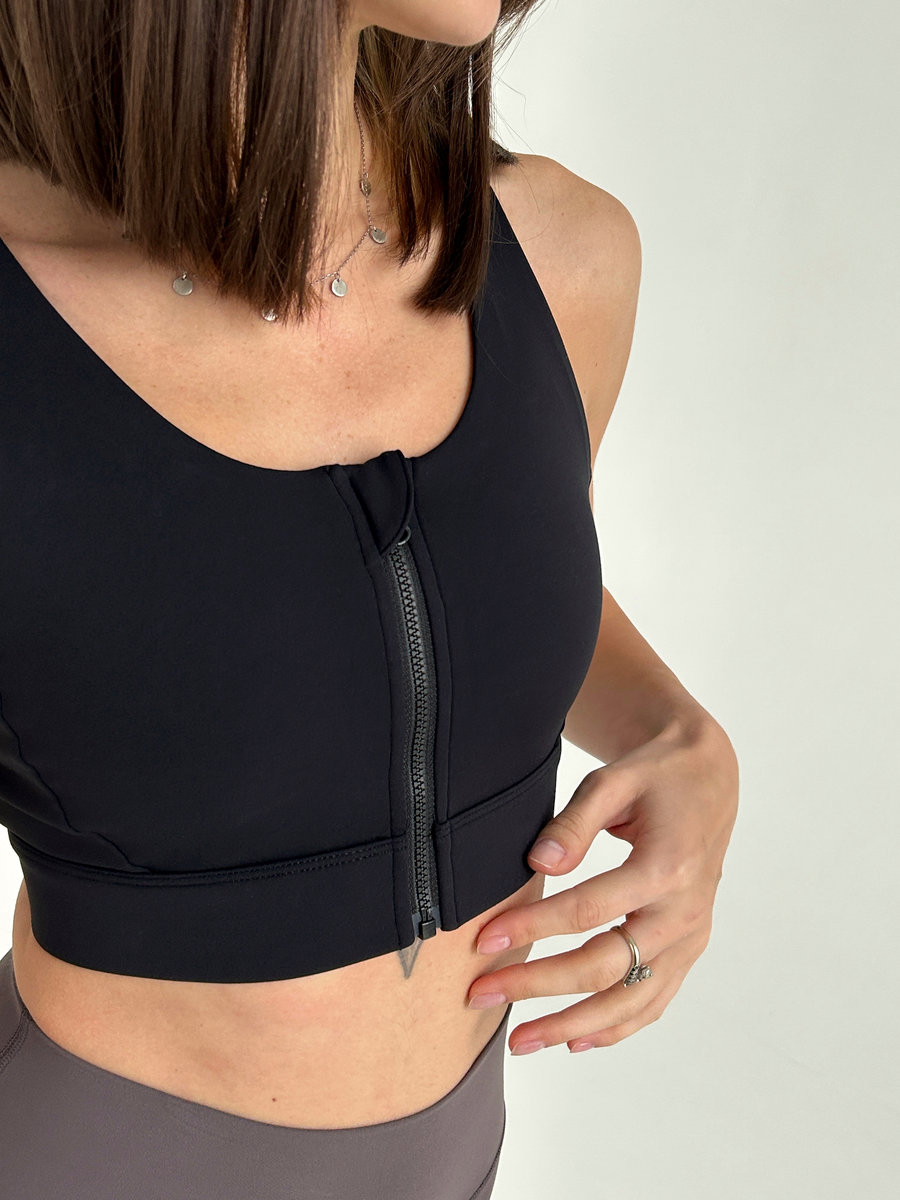 Спортивное бра с перекрещивающимися бретелями на спине (замок на груди)